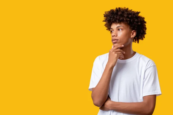 Στοχαστικό μαύρο έφηβος σκέφτονται ιδέα σύγχυση μαθητή — Φωτογραφία Αρχείου