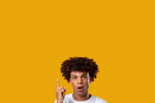 Skvělý nápad eureka gesto šokované černošky teenager — Stock fotografie