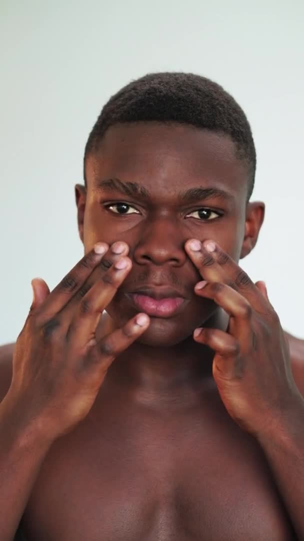 Homem skincare masculino aliciamento africano cara creme — Vídeo de Stock