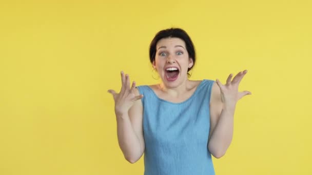 Збуджене щастя несподіваний сюрприз радісна леді — стокове відео