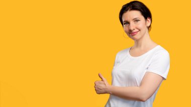 Jest destekleyici işaret gibi mutlu kadın başparmağını kaldır