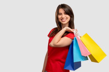 Satın alma ve indirimli indirimli mutlu kadın.