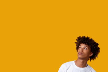 Toplumsal baskıyı suçlayan siyah genç