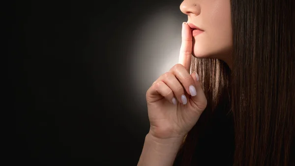 Stop met praten over huiselijk geweld mysterieuze vrouw — Stockfoto