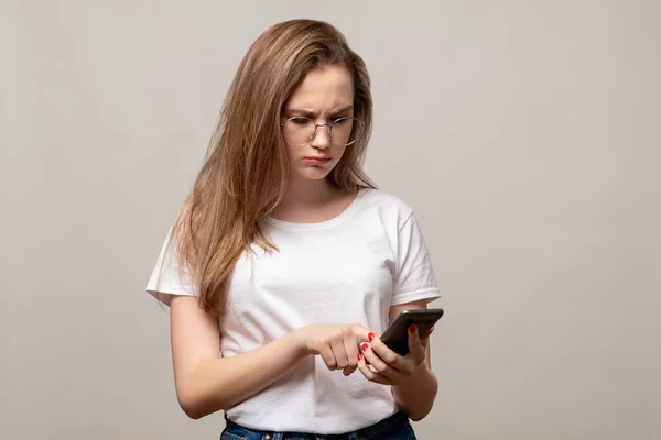 Social media niepokój niepokojące wiadomości kobieta telefon — Zdjęcie stockowe