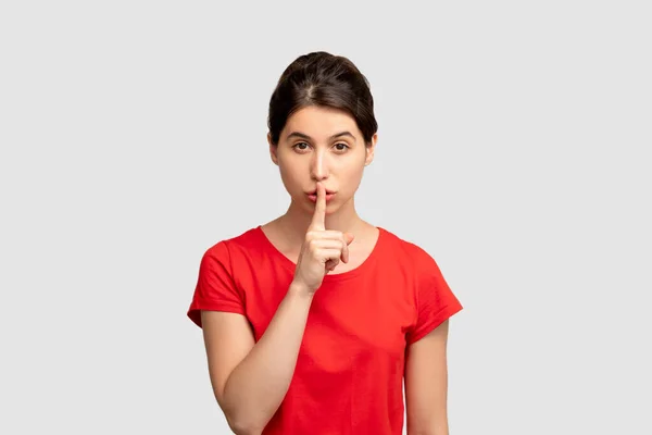 Молчание жест держать тайну женщины палец рот — стоковое фото
