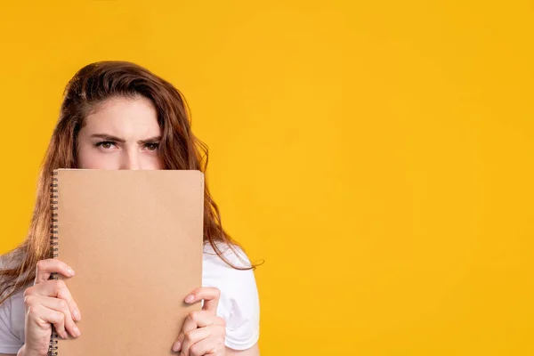 Skeptische Studentin mit Prüfungsstress beunruhigt Frau — Stockfoto