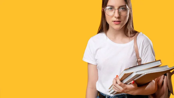 Estudante inteligente mulher do ensino médio óculos cadernos — Fotografia de Stock