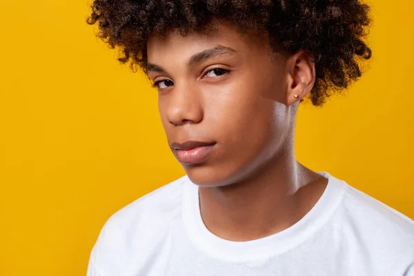 Svart tonåring porträtt social tolerans kille — Stockfoto