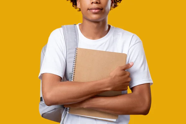 Φοιτητική ζωή μαύρος τύπος έφηβος σημειωματάριο — Φωτογραφία Αρχείου