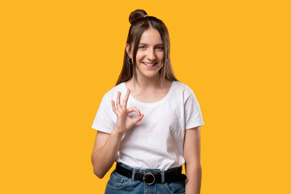 Ok gest aprobaty znak szczęśliwa kobieta pokazując tak — Zdjęcie stockowe