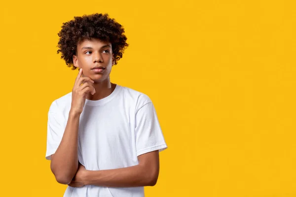 Σκεπτικός μαύρος έφηβος παίρνει αποφάσεις. — Φωτογραφία Αρχείου