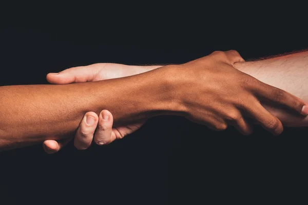 Черные жизни имеют значение мирная поддержка руки держась — стоковое фото