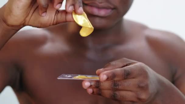 Hombre cuidado de la piel confiado negro chico aplicar parches para los ojos — Vídeo de stock