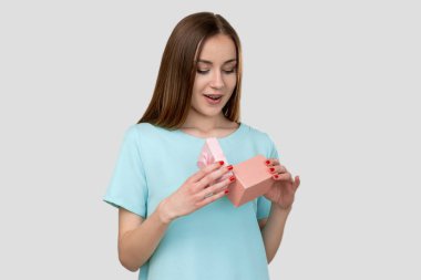 Doğum günü sürpriz bayramı hediyesi. Şaşırmış kadın.