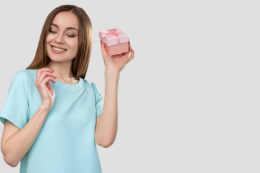 Noel sürprizi hediye meraklı mutlu kadın