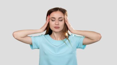 Sakin kadın zihin rahatlığı huzurlu kafa dokunuşu