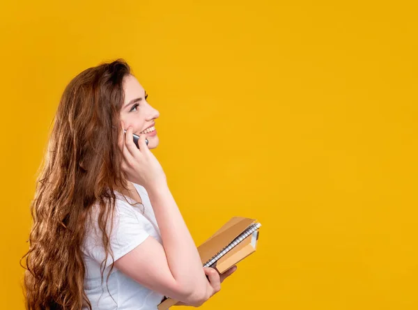 Telefon kurs promocyjny portret szczęśliwa kobieta — Zdjęcie stockowe