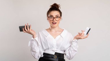 Mobile Bankacılık Nakiti Hayret Veren İş Kadını