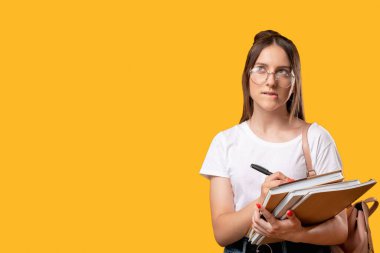 Şüpheyle eğitim kursları şaşkın kadın