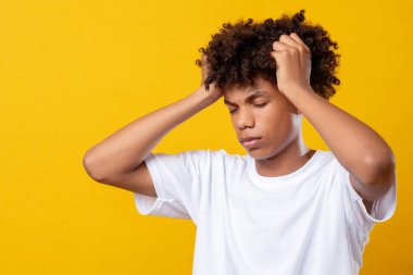 Zor karar baş ağrısı, hayal kırıklığı, yorgun erkek.