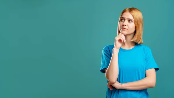 Nieuwsgierig vrouw portret speciaal aanbod blauw teal — Stockfoto