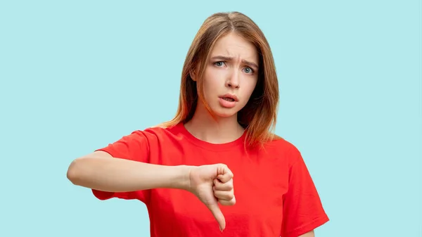 Dislike gesture annoyed skeptic woman thumb down — Stock Photo, Image