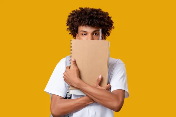 Černá teen zkouška starosti mladý student notebook — Stock fotografie