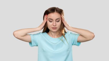Başı ağrıyan kadın migren endişesi