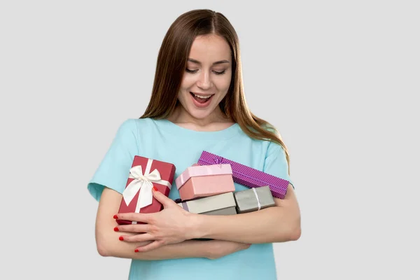 Vacanza vendita offerta scatola regalo donna stupito — Foto Stock