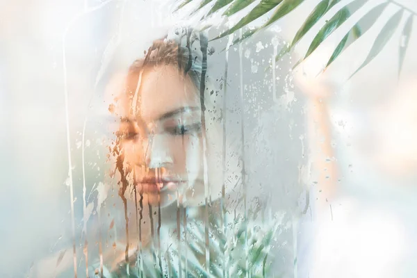Wellness-Therapie natürliche Hautpflege Frau Gesicht nasses Glas — Stockfoto