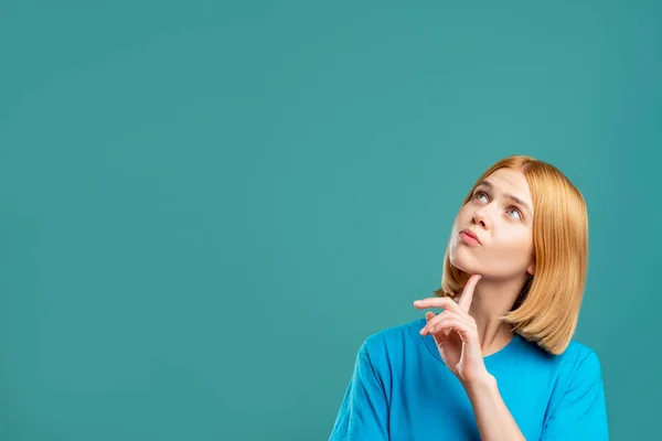Curiosa mujer motivación fondo pensativo verde azulado — Foto de Stock
