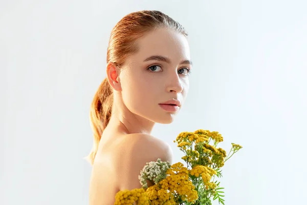 Naturalna pielęgnacja skóry ziołowa terapia kobieta dzikie kwiaty — Zdjęcie stockowe
