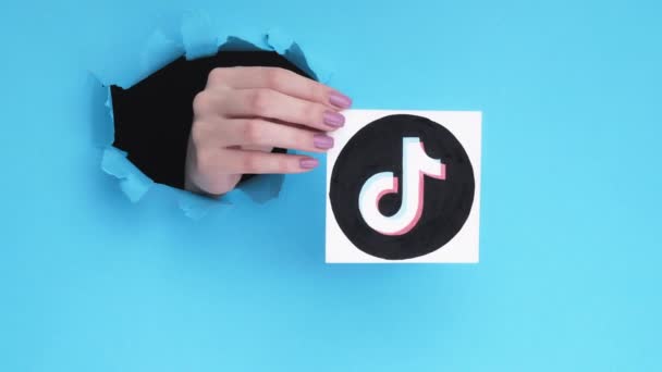 Tiktok εικονίδιο κινητό app χέρι επαναστατικό χαρτί — Αρχείο Βίντεο