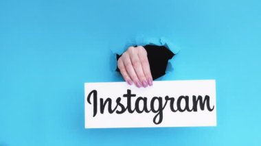 Instagram logosu sosyal medya el atılımı deliği