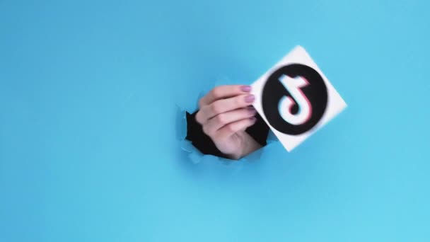 Tiktok işareti eğlence uygulaması el buluşu — Stok video