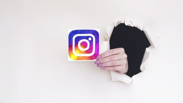 Instagram ikon sociale medier hånd gennembrud hul – Stock-video