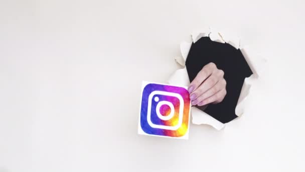 Logotipo instagram avanço mão rede global — Vídeo de Stock