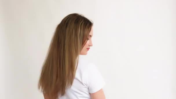 Χαρούμενη έφηβη πορτρέτο θηλυκή τρυφερότητα ντροπαλή — Αρχείο Βίντεο