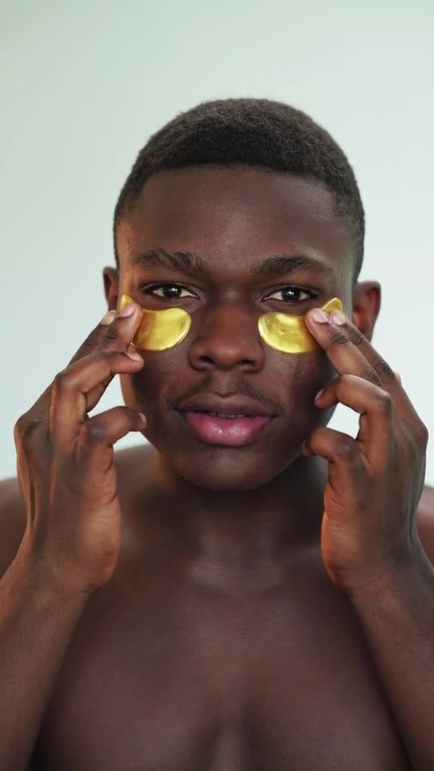 Hombre cuidado de la piel negro chico oro hidrogel parches para los ojos — Vídeo de stock