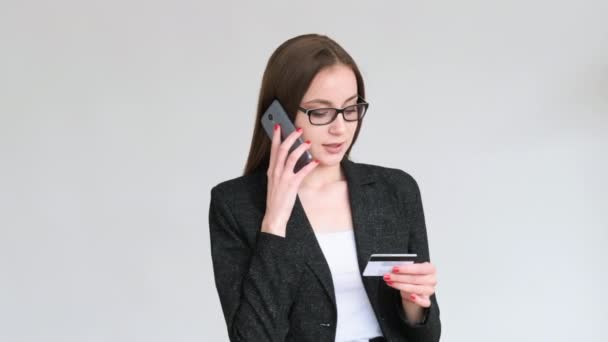 Banksamtal data verifiering affärskvinna telefon — Stockvideo
