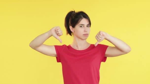 Dislike gesture bad job woman thumbs down — Stock Video