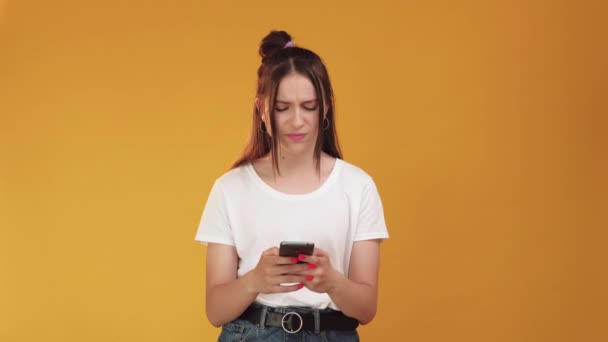 Aplikasi mobile gadis marah terganggu wanita smartphone — Stok Video