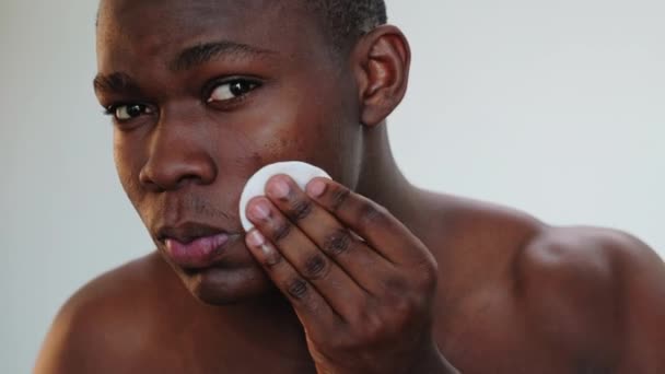 Mężczyzna higiena czarny facet oczyszczanie twarz bawełna pad — Wideo stockowe