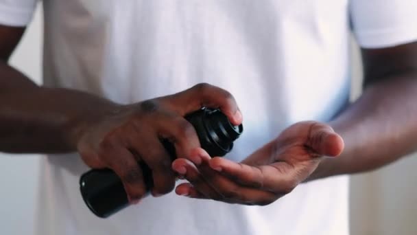 Hombre aseo negro hombre pulverización espuma afeitado — Vídeos de Stock