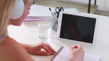 zoom webinar video konferansı kadın tablet ekranı