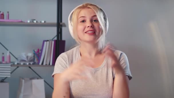 Video blogu neşeli kadın etkili kulaklıklar — Stok video