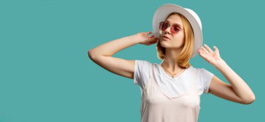 Tatil gezisi. Aksesuarlar. Güzel kadın şapkası.