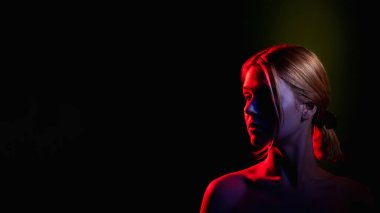 Kadın silueti neon ışıklı portre kadın.