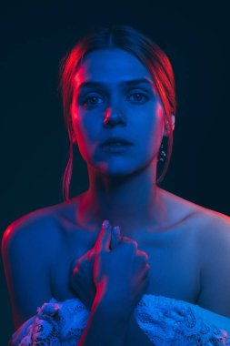 Kadın silueti neon ışıklı portre kadın.